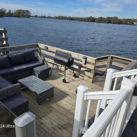 Lakeside Holiday Home With Hot Tub Tattershall Exterior photo