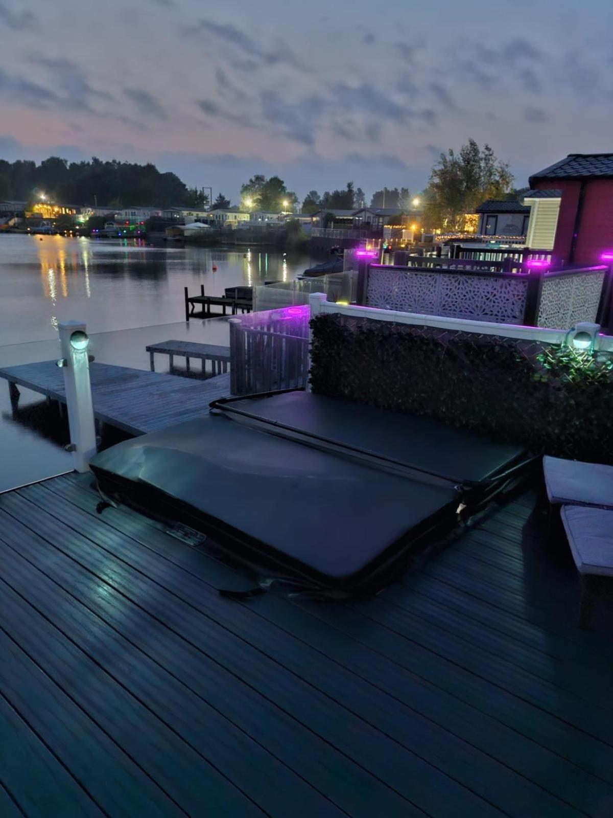 Lakeside Holiday Home With Hot Tub Tattershall Exterior photo