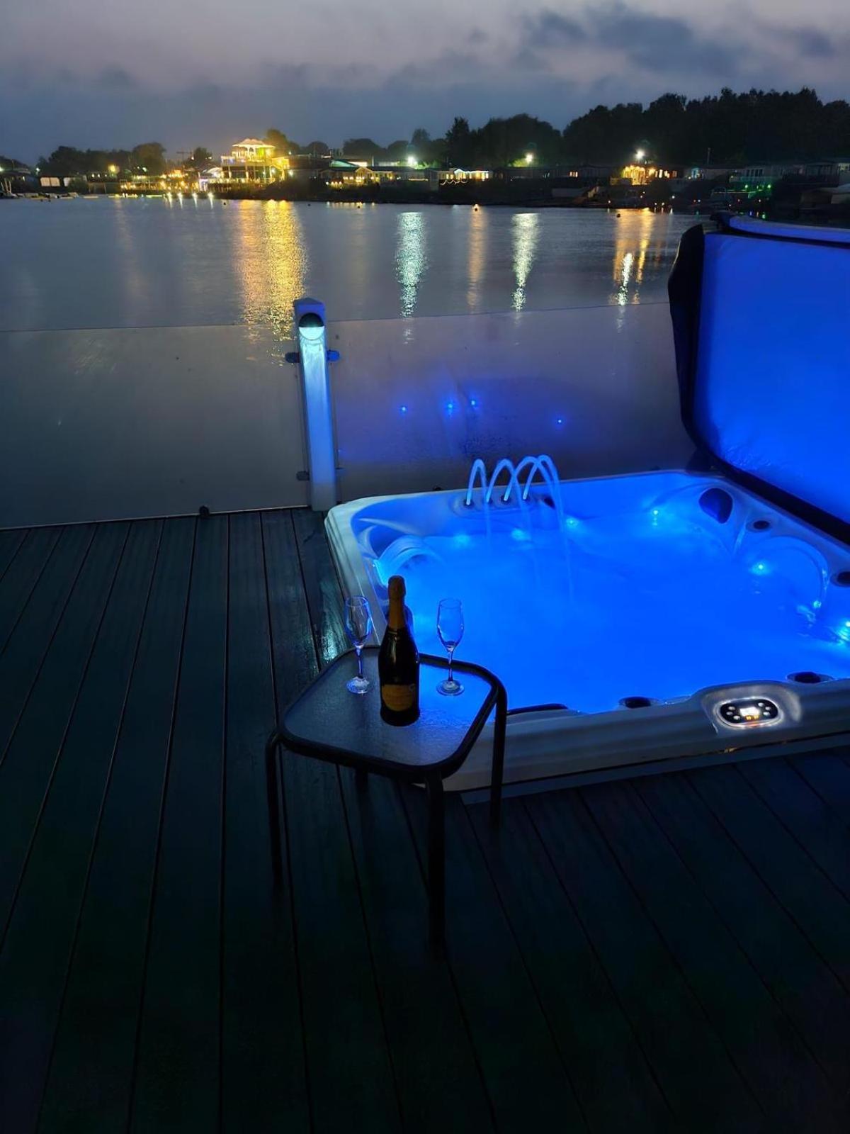 Lakeside Holiday Home With Hot Tub Tattershall Exterior photo