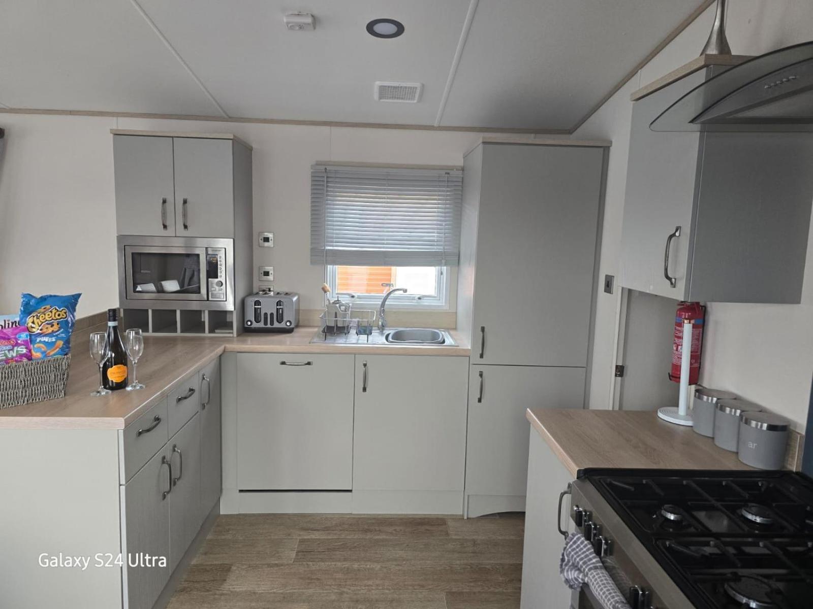 Lakeside Holiday Home With Hot Tub Tattershall Exterior photo