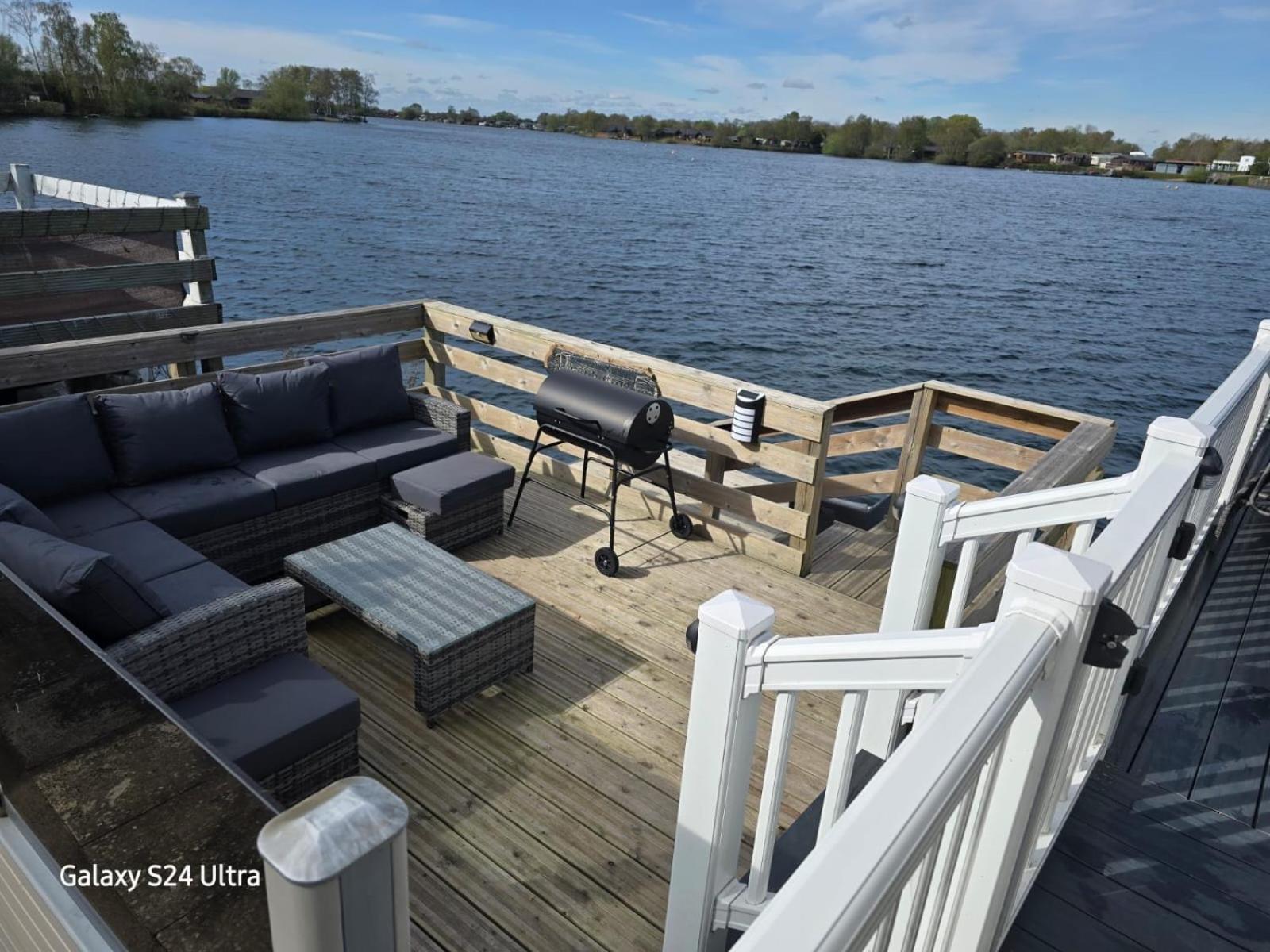 Lakeside Holiday Home With Hot Tub Tattershall Exterior photo