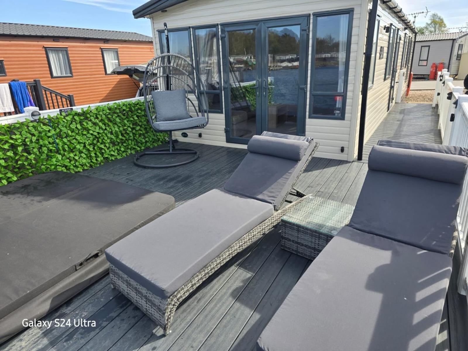 Lakeside Holiday Home With Hot Tub Tattershall Exterior photo